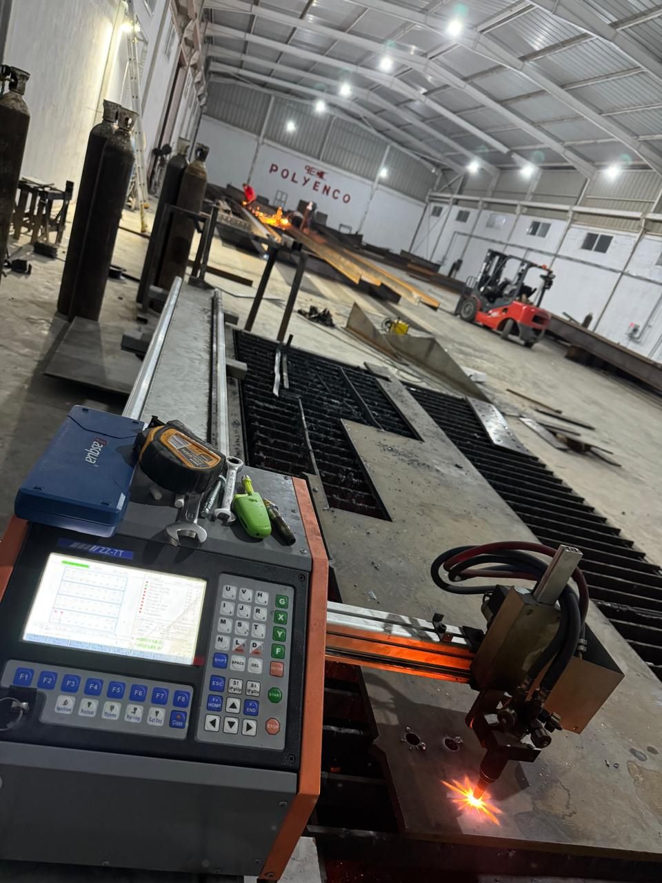 POLYENCO - Découpe plasma à commande numérique dans l'atelier de fabrication