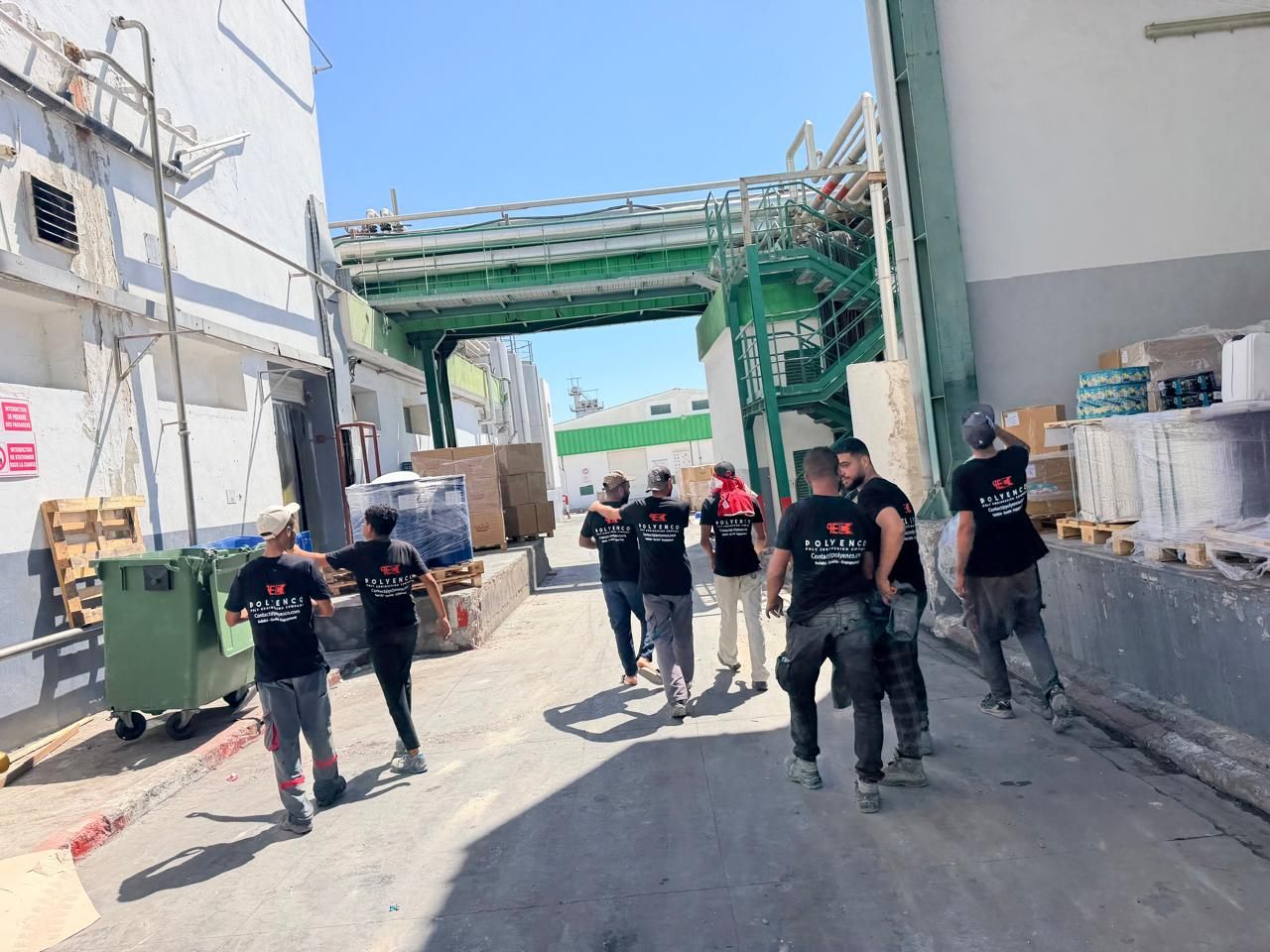 POLYENCO - Équipe de montage sur un site industriel