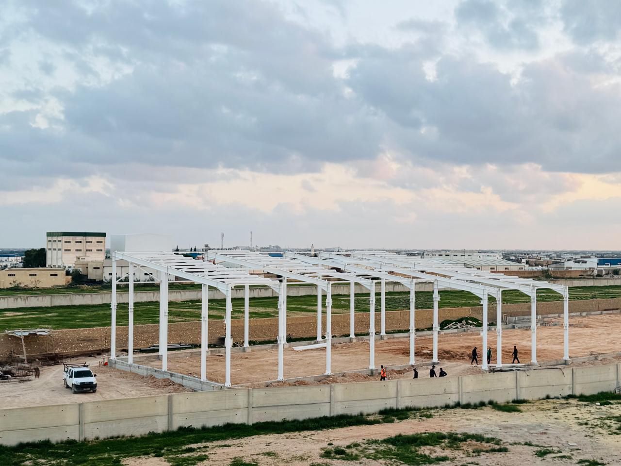 POLYENCO - Alignement de portiques métalliques montés sur leurs massifs