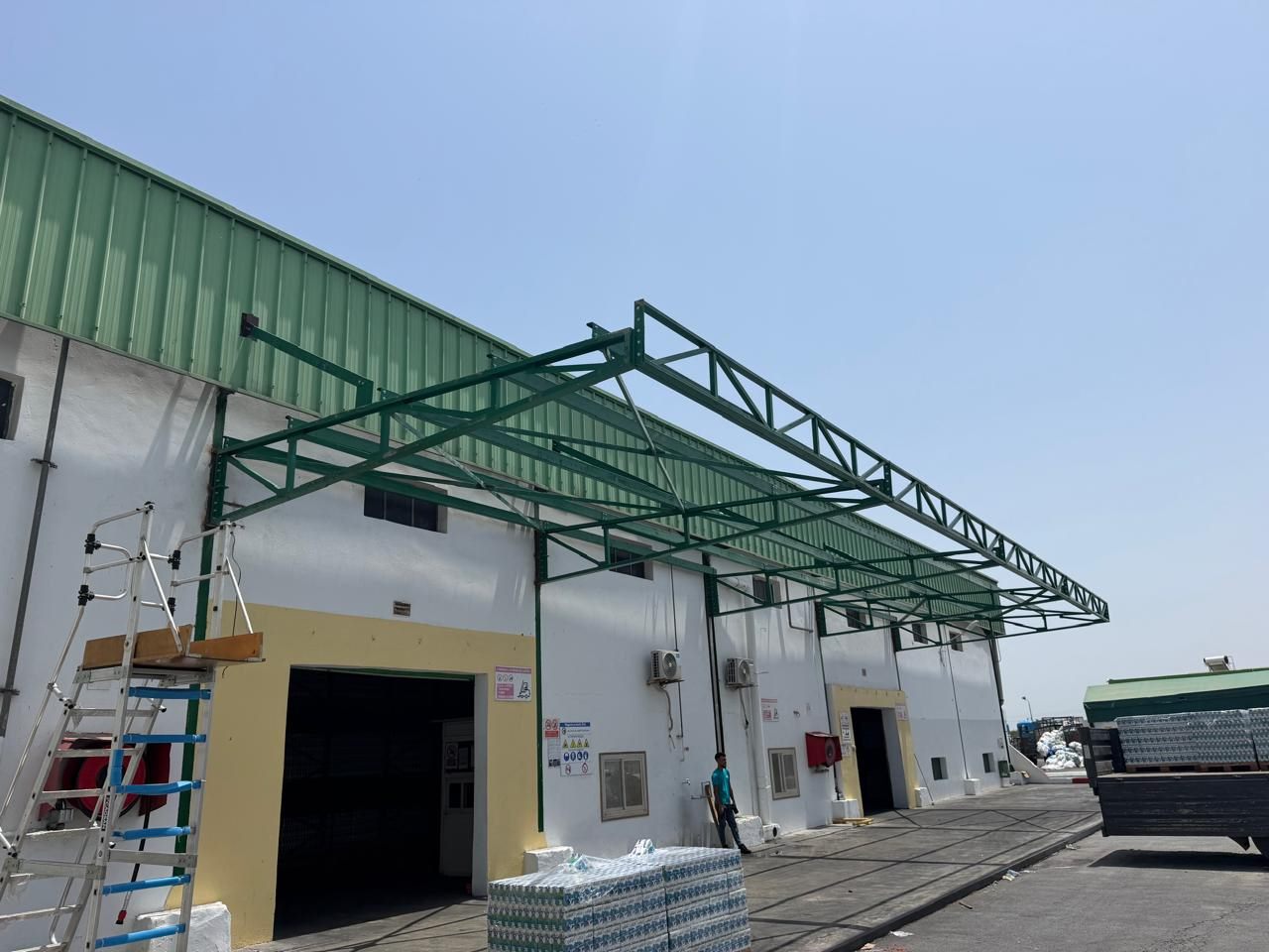 POLYENCO - Auvent en treillis acier au-dessus des quais d'un bâtiment de production