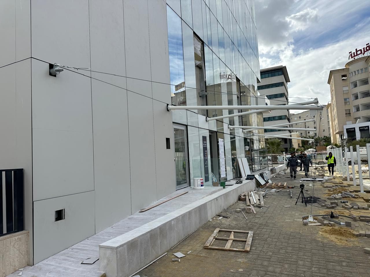 POLYENCO - Bardage de façade d'un immeuble de bureaux, vu depuis l'angle