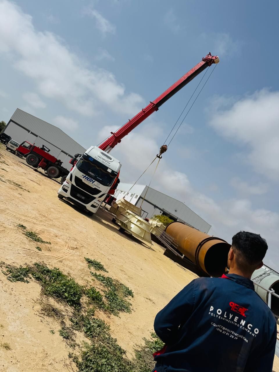 POLYENCO - Chargement d'un ouvrage sur camion-grue