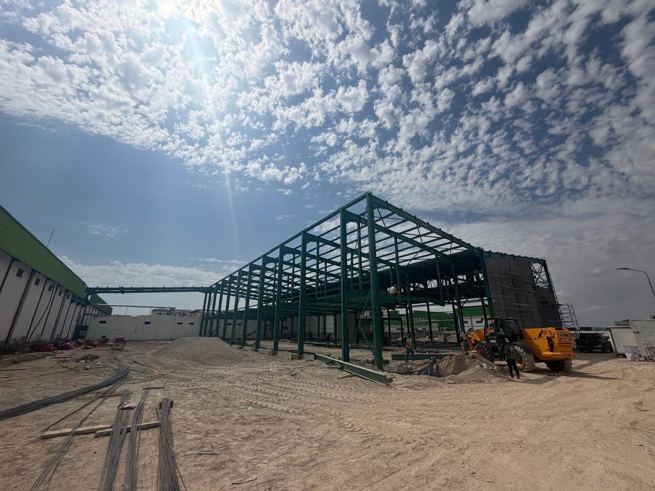 POLYENCO - Charpente métallique en cours de montage sur un chantier industriel