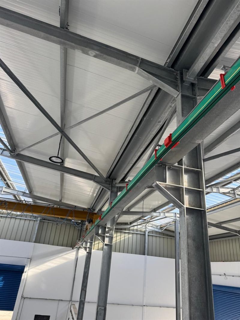 POLYENCO - Chemin de roulement et rail d'alimentation fixés sur la charpente