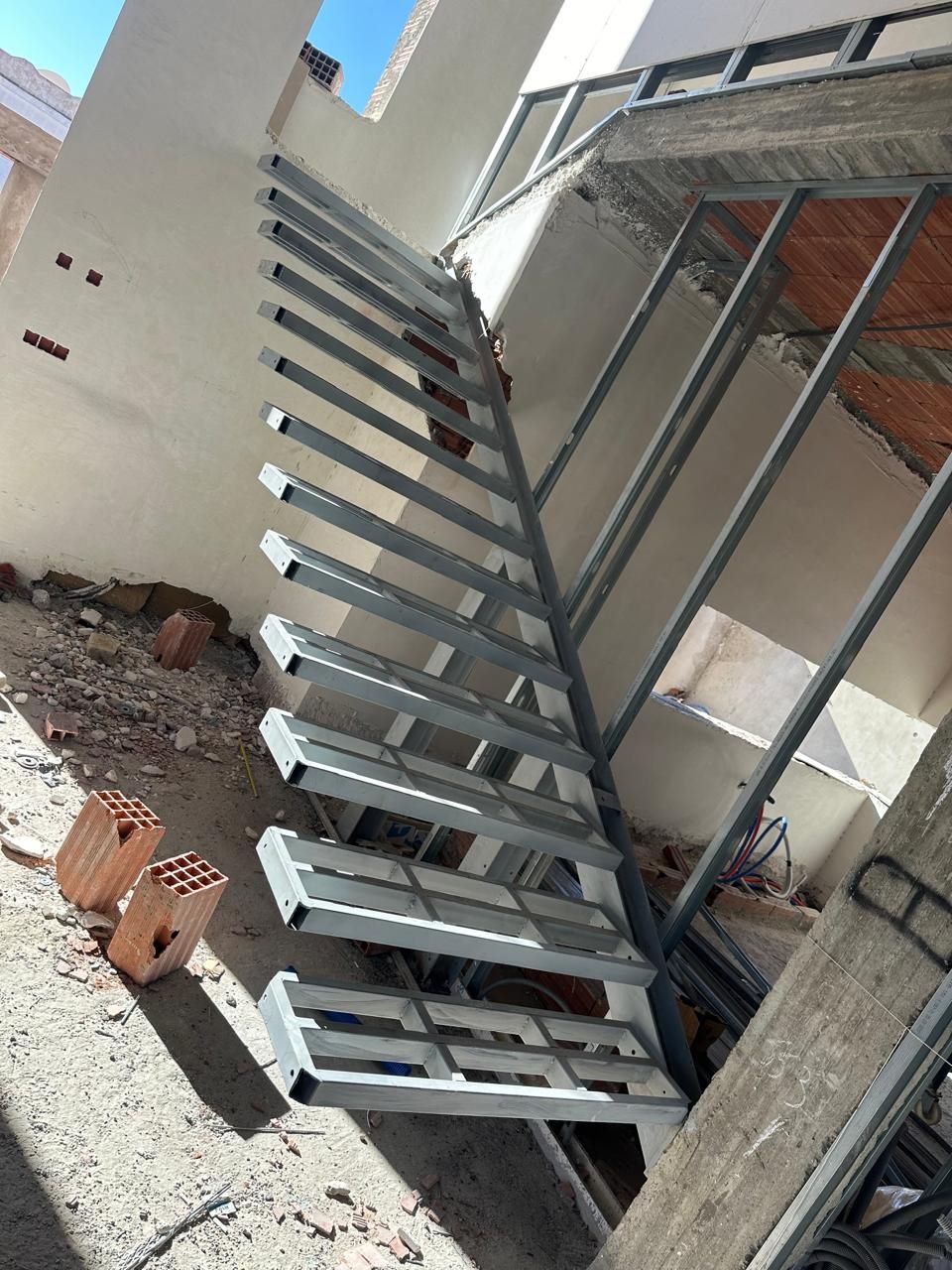 POLYENCO - Escalier métallique galvanisé posé en façade