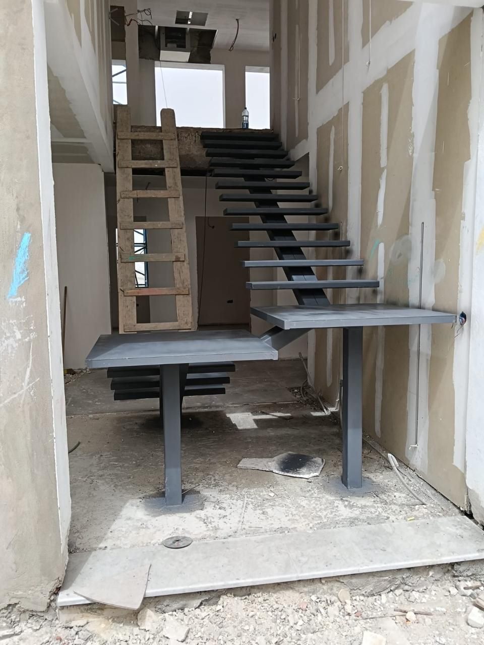 POLYENCO - Escalier acier et paliers en tôle dans un bâtiment en cours de finition