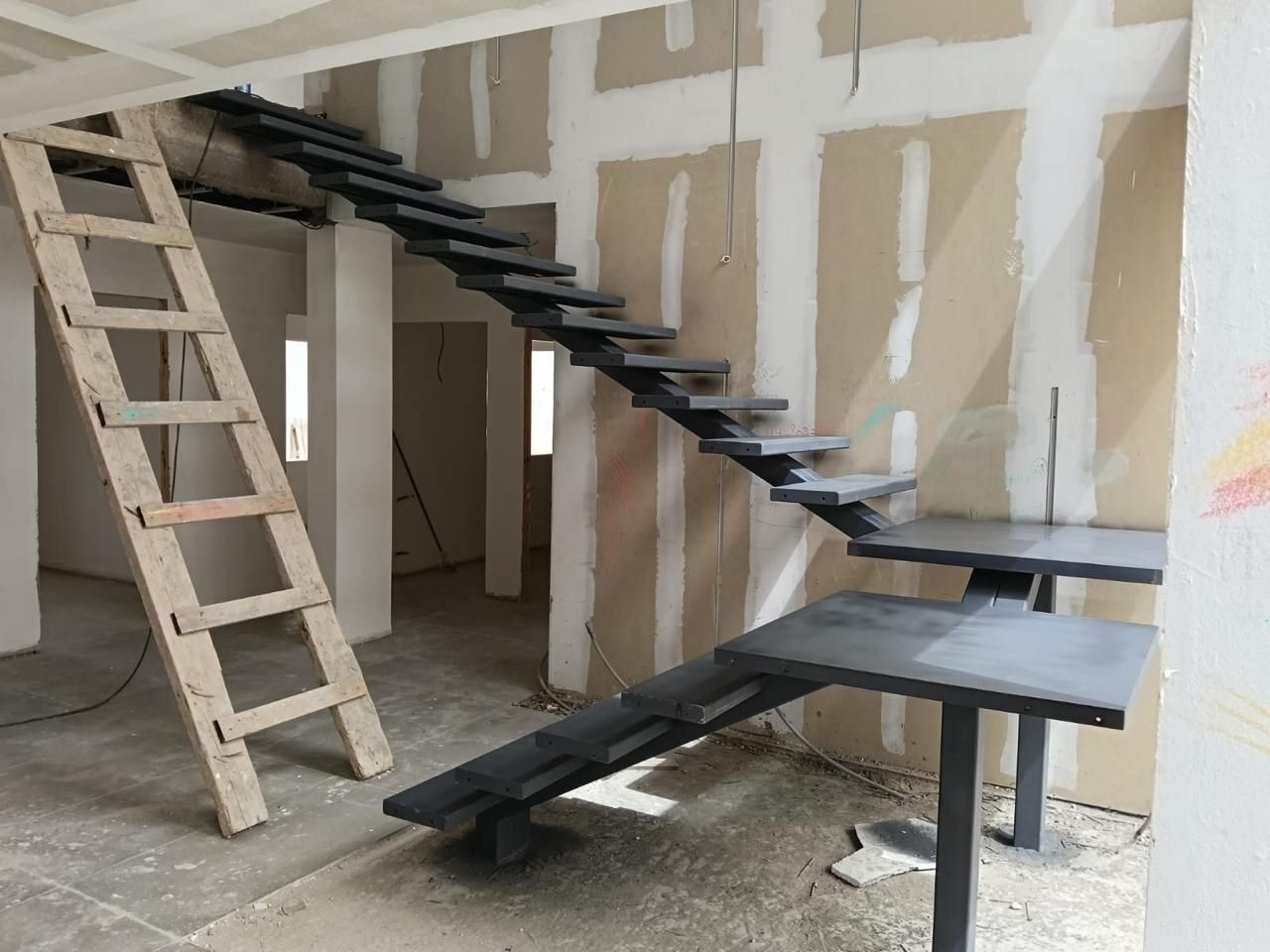 POLYENCO - Escalier métallique à limon central et marches en tôle pliée