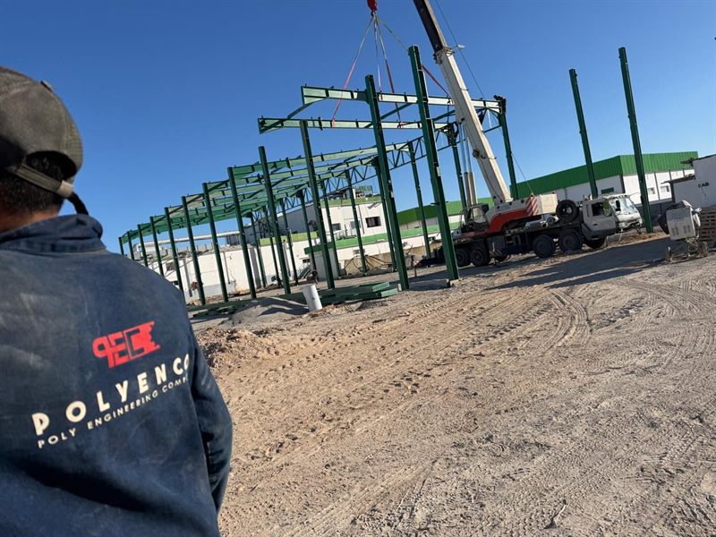 POLYENCO - Levage à la grue d'un portique d'ossature métallique