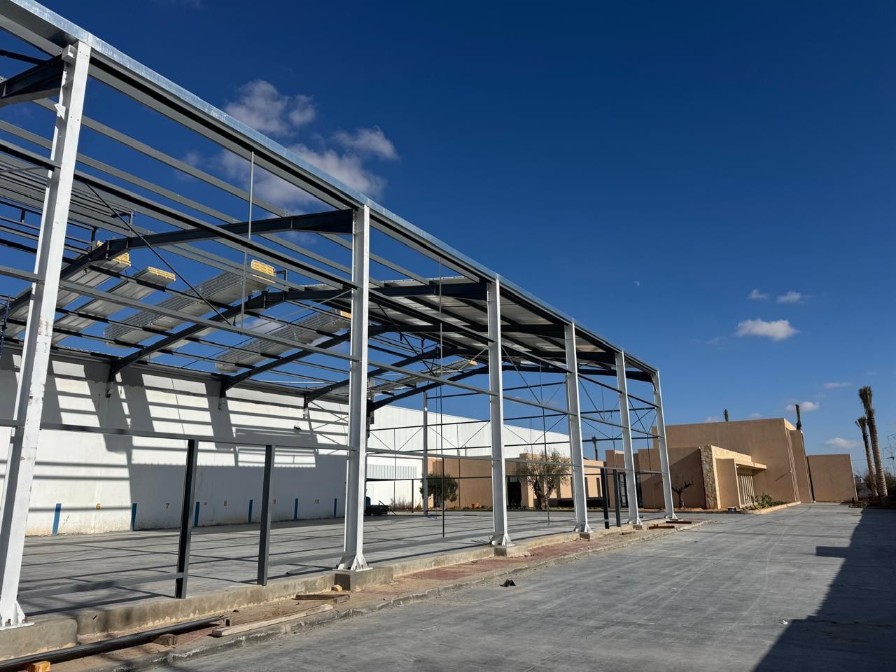 POLYENCO - Ossature métallique et auvent de quai sur une aire bétonnée