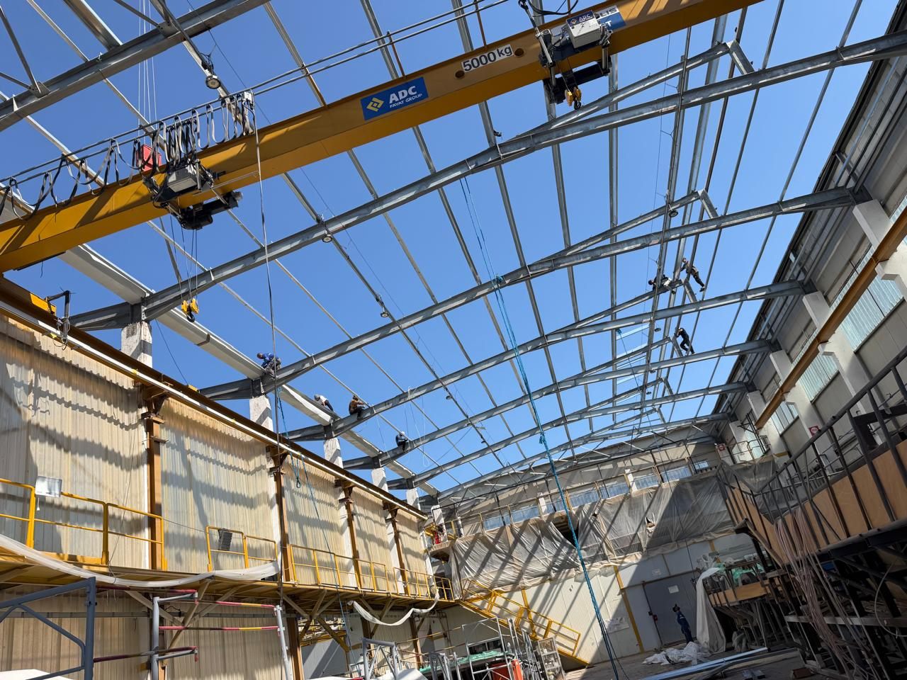 POLYENCO - Pont roulant 5 tonnes et reprise de charpente dans une halle en activité