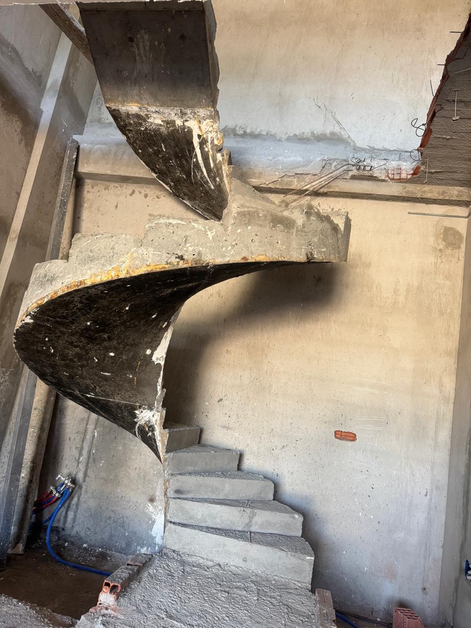 POLYENCO - L'escalier hélicoïdal installé sur site, étaiement retiré et marches posées
